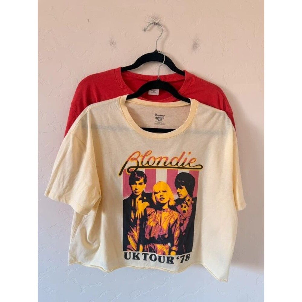 No Boundaries NEW Cropped Tee Bundle Size M